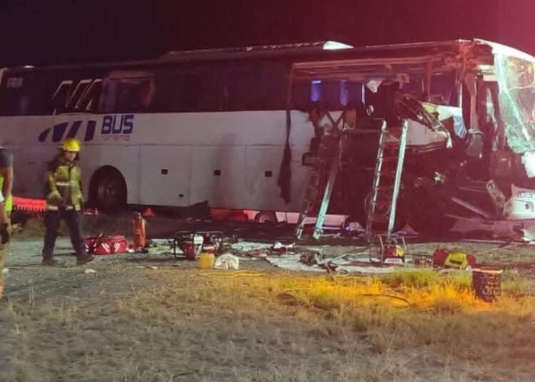 Choque de autobús deja 2 muertos y 8 heridos en la Zaragoza–Monterrey