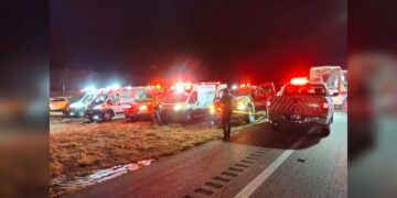 Choque de autobús deja 2 muertos y 8 heridos en la Zaragoza–Monterrey