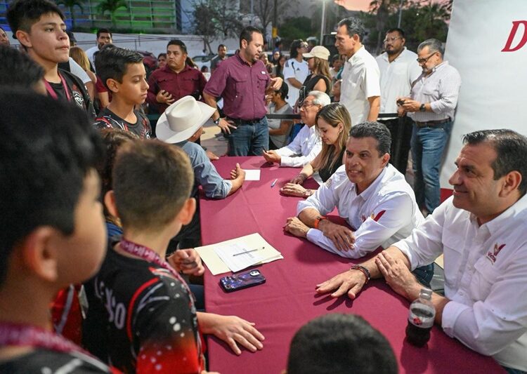 Conviven Lalo y Lucy con vecinos de Lomas de Calamaco en el ‘Día del Pueblo’