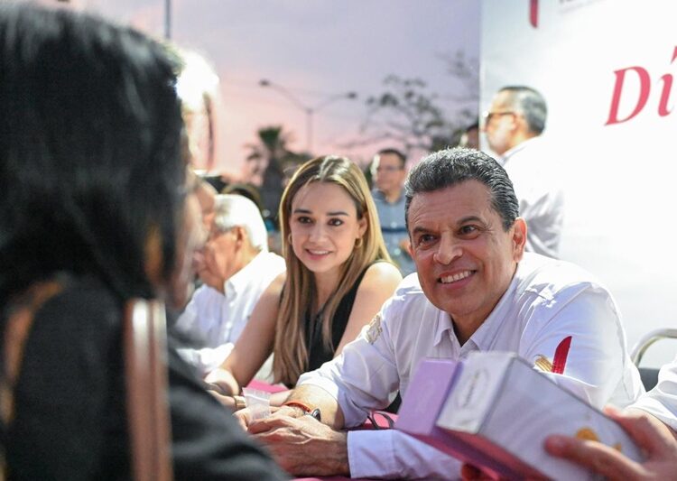 Conviven Lalo y Lucy con vecinos de Lomas de Calamaco en el ‘Día del Pueblo’