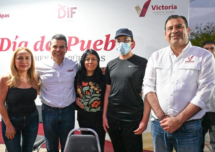 Conviven Lalo y Lucy con vecinos de Lomas de Calamaco en el ‘Día del Pueblo’