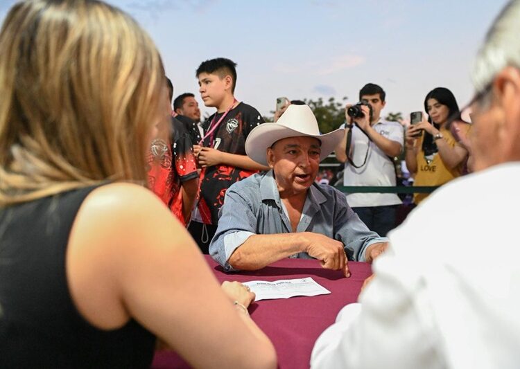 Conviven Lalo y Lucy con vecinos de Lomas de Calamaco en el ‘Día del Pueblo’