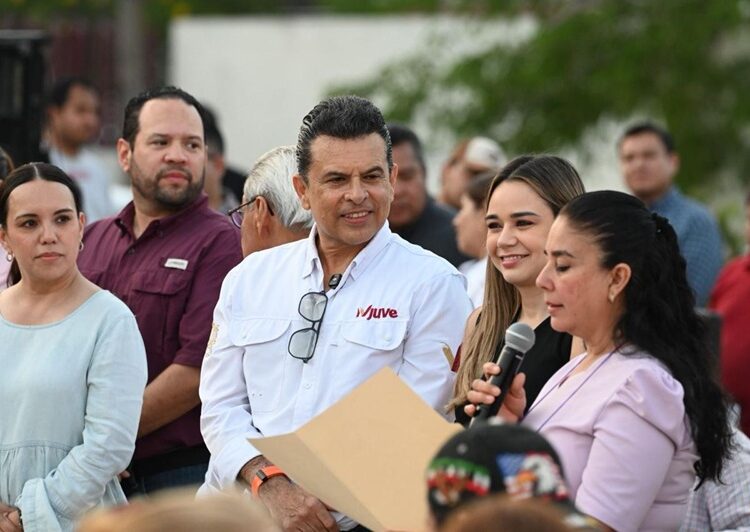 Conviven Lalo y Lucy con vecinos de Lomas de Calamaco en el ‘Día del Pueblo’