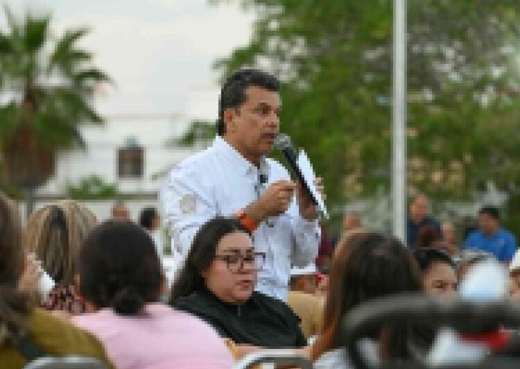 Conviven Lalo y Lucy con vecinos de Lomas de Calamaco en el ‘Día del Pueblo’