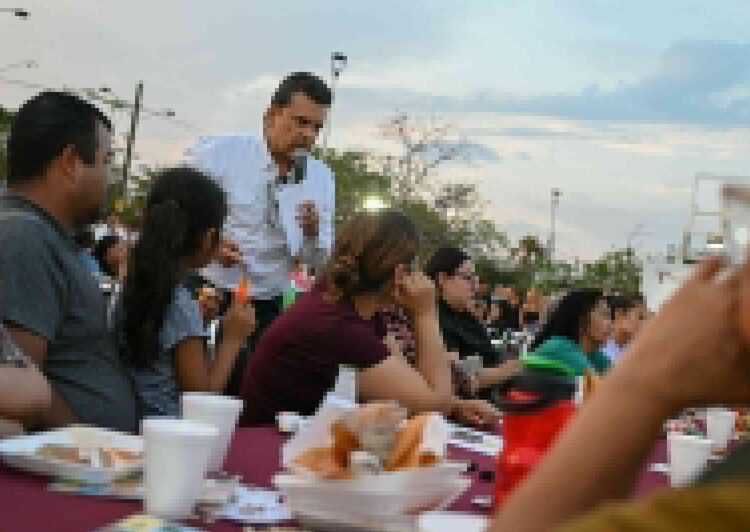 Conviven Lalo y Lucy con vecinos de Lomas de Calamaco en el ‘Día del Pueblo’