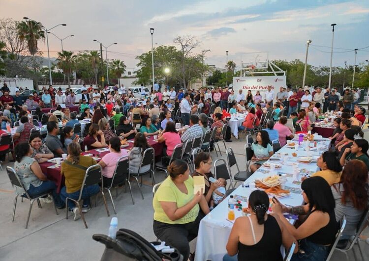 Conviven Lalo y Lucy con vecinos de Lomas de Calamaco en el ‘Día del Pueblo’