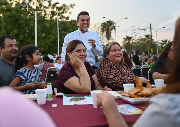 Conviven Lalo y Lucy con vecinos de Lomas de Calamaco en el ‘Día del Pueblo’