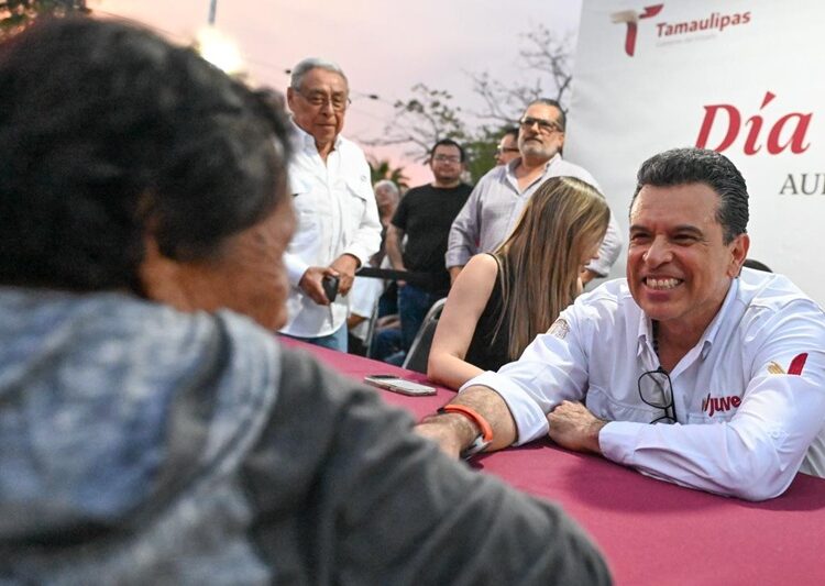 Conviven Lalo y Lucy con vecinos de Lomas de Calamaco en el ‘Día del Pueblo’