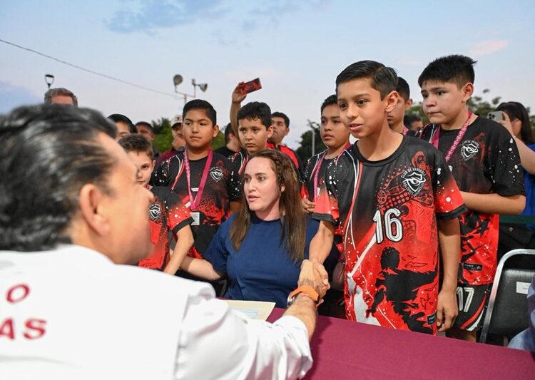 Conviven Lalo y Lucy con vecinos de Lomas de Calamaco en el ‘Día del Pueblo’