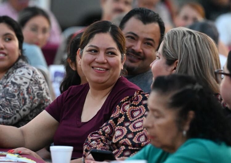 Conviven Lalo y Lucy con vecinos de Lomas de Calamaco en el ‘Día del Pueblo’