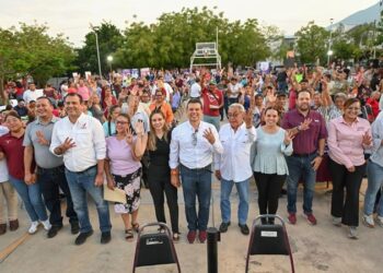 Conviven Lalo y Lucy con vecinos de Lomas de Calamaco en el ‘Día del Pueblo’