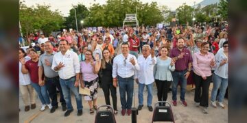 Conviven Lalo y Lucy con vecinos de Lomas de Calamaco en el ‘Día del Pueblo’
