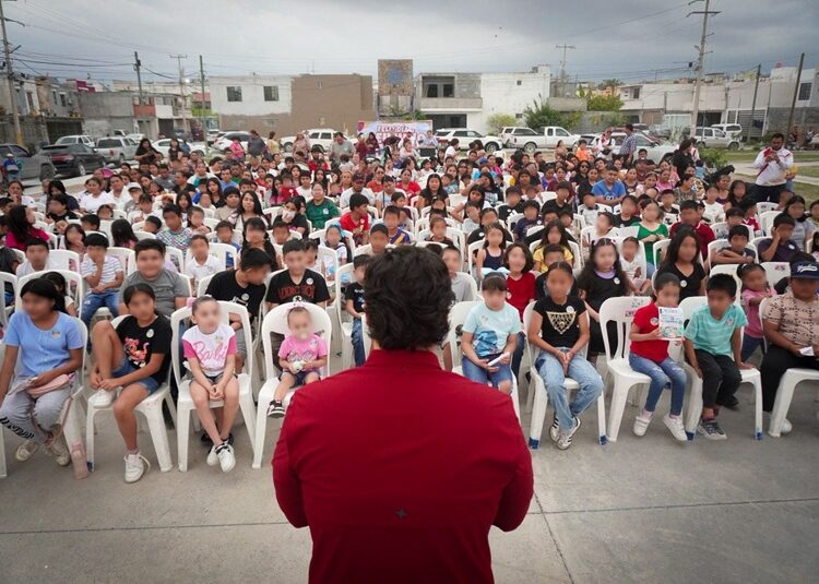 Disfrutan chicos y grandes “HP Cinema” en balcones de Alcalá, conviviendo con Humberto Prieto