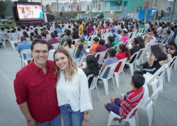 Disfrutan chicos y grandes “HP Cinema” en balcones de Alcalá, conviviendo con Humberto Prieto