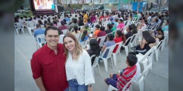 Disfrutan chicos y grandes “HP Cinema” en balcones de Alcalá, conviviendo con Humberto Prieto