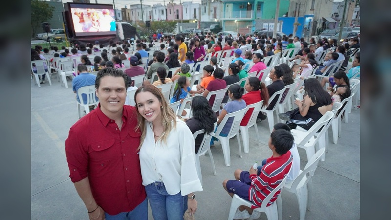 Disfrutan chicos y grandes “HP Cinema” en balcones de Alcalá, conviviendo con Humberto Prieto
