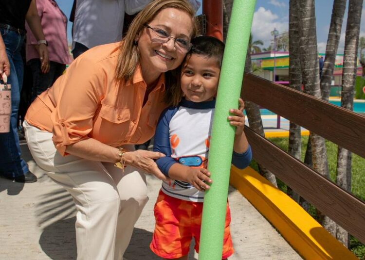 Disfrutan visitantes del Parque Acuático Altamira en ‘Semana Santa’