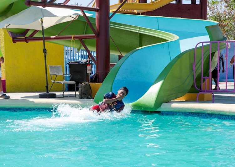 Disfrutan visitantes del Parque Acuático Altamira en ‘Semana Santa’