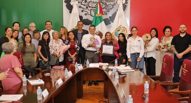 Distingue Cabildo victorense a rescatista de animales