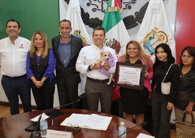 Distingue Cabildo victorense a rescatista de animales