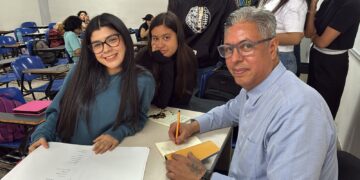 El escritor Enrique Jonguitud sostuvo un ‘encuentro con alumnos de comunicación’ de la UAT