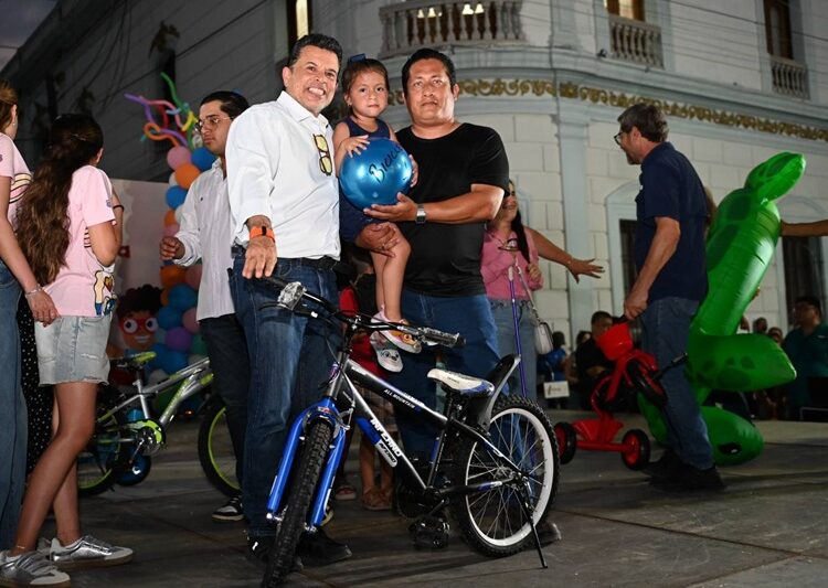 En familia, festejan Lalo y Lucy a la niñez victorense