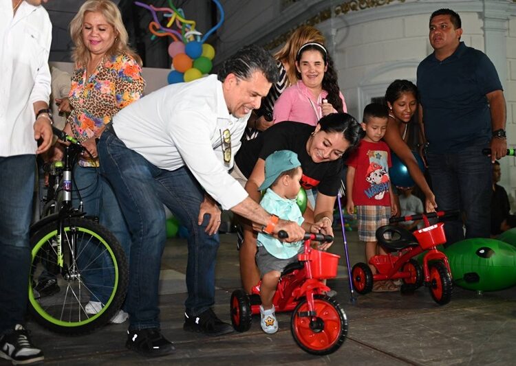 En familia, festejan Lalo y Lucy a la niñez victorense