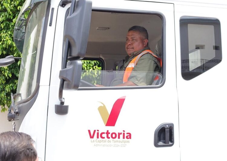 Entrega Lalo Gattás nueva unidad de recolección de basura y anuncia adquisición de 2 más