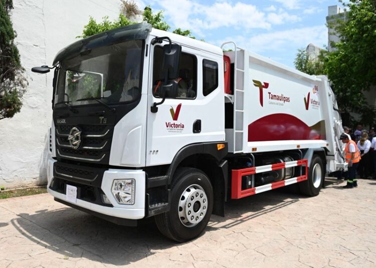 Entrega Lalo Gattás nueva unidad de recolección de basura y anuncia adquisición de 2 más