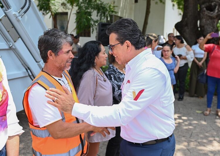 Entrega Lalo Gattás nueva unidad de recolección de basura y anuncia adquisición de 2 más
