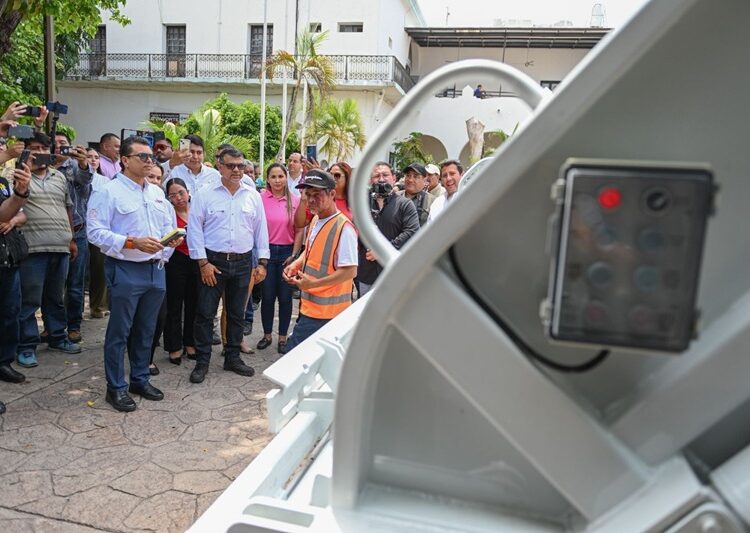 Entrega Lalo Gattás nueva unidad de recolección de basura y anuncia adquisición de 2 más
