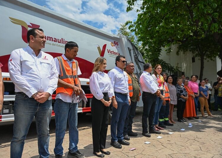 Entrega Lalo Gattás nueva unidad de recolección de basura y anuncia adquisición de 2 más