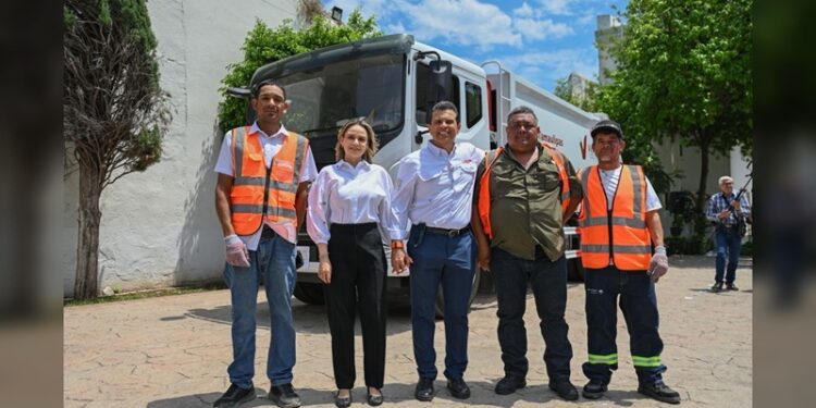 Entrega Lalo Gattás nueva unidad de recolección de basura y anuncia adquisición de 2 más