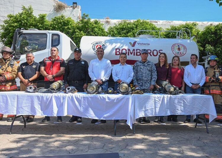 Entrega Lalo Gattás nuevo camión de bomberos y equipamiento a PC
