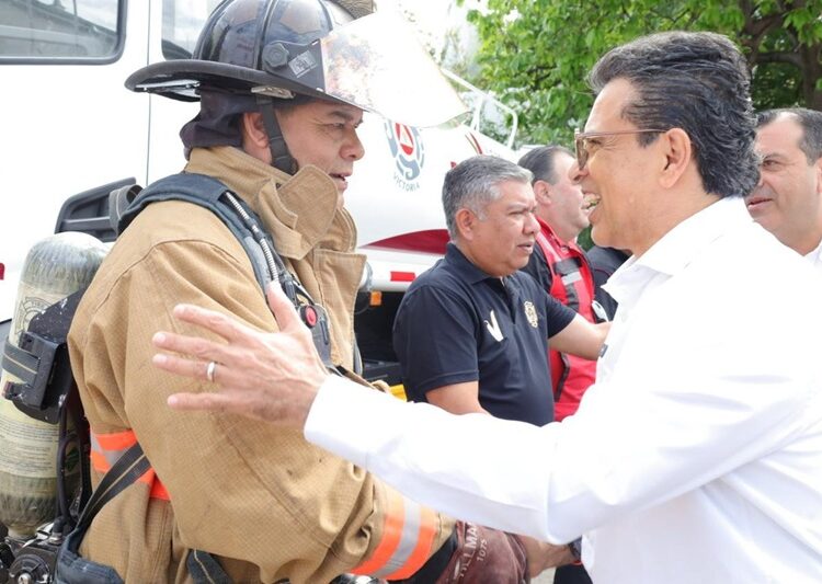 Entrega Lalo Gattás nuevo camión de bomberos y equipamiento a PC