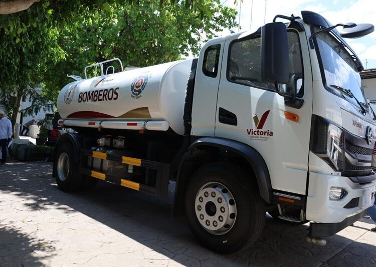 Entrega Lalo Gattás nuevo camión de bomberos y equipamiento a PC