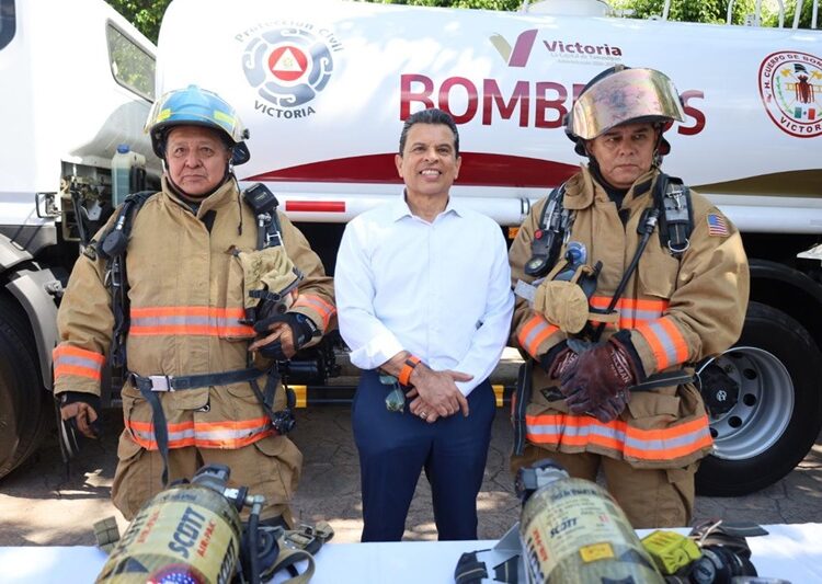 Entrega Lalo Gattás nuevo camión de bomberos y equipamiento a PC