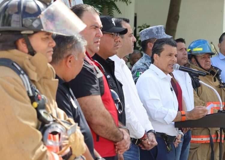 Entrega Lalo Gattás nuevo camión de bomberos y equipamiento a PC