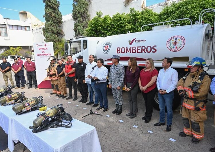 Entrega Lalo Gattás nuevo camión de bomberos y equipamiento a PC
