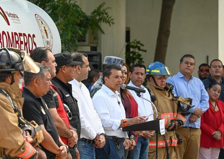 Entrega Lalo Gattás nuevo camión de bomberos y equipamiento a PC