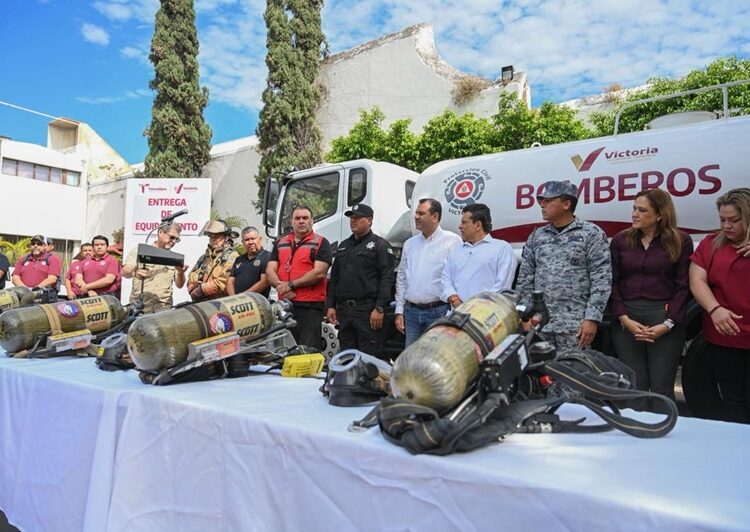 Entrega Lalo Gattás nuevo camión de bomberos y equipamiento a PC
