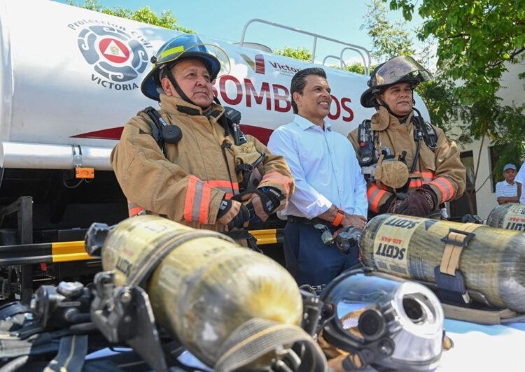 Entrega Lalo Gattás nuevo camión de bomberos y equipamiento a PC