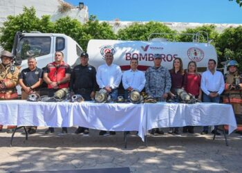 Entrega Lalo Gattás nuevo camión de bomberos y equipamiento a PC