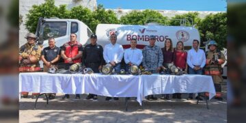 Entrega Lalo Gattás nuevo camión de bomberos y equipamiento a PC