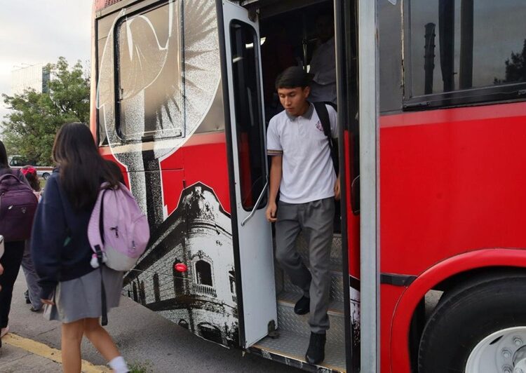 Entrega Lalo Gattás tarjetas de transporte escolar gratuito