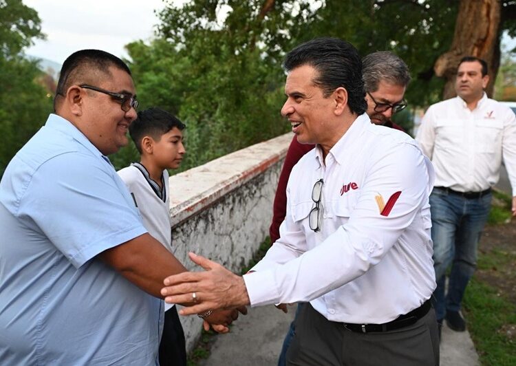 Entrega Lalo Gattás tarjetas de transporte escolar gratuito