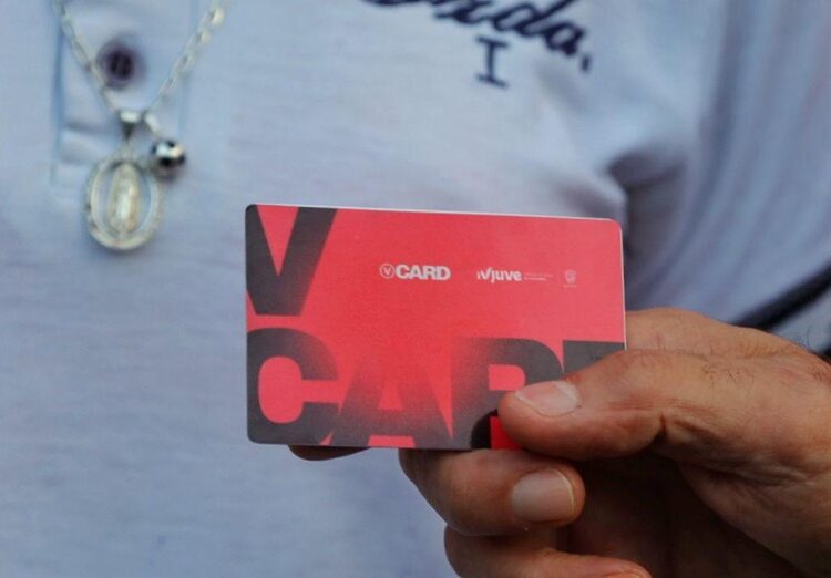 Entrega Lalo Gattás tarjetas de transporte escolar gratuito