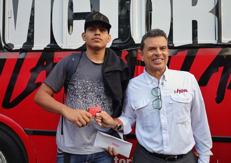 Entrega Lalo Gattás tarjetas de transporte escolar gratuito