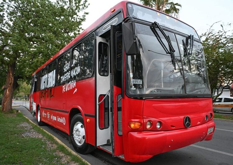 Entrega Lalo Gattás tarjetas de transporte escolar gratuito