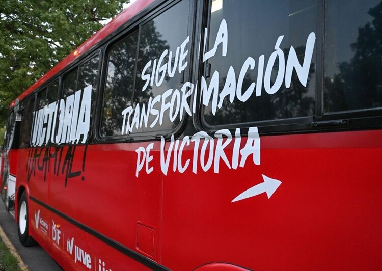 Entrega Lalo Gattás tarjetas de transporte escolar gratuito